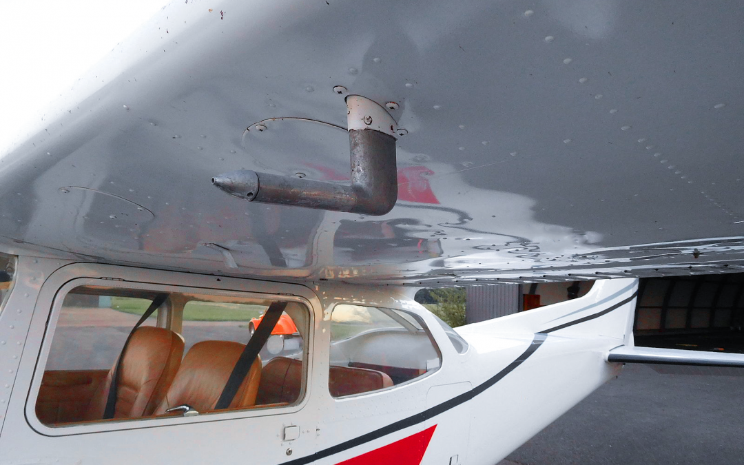 Image of Pitot Tube on a Skyhawk.